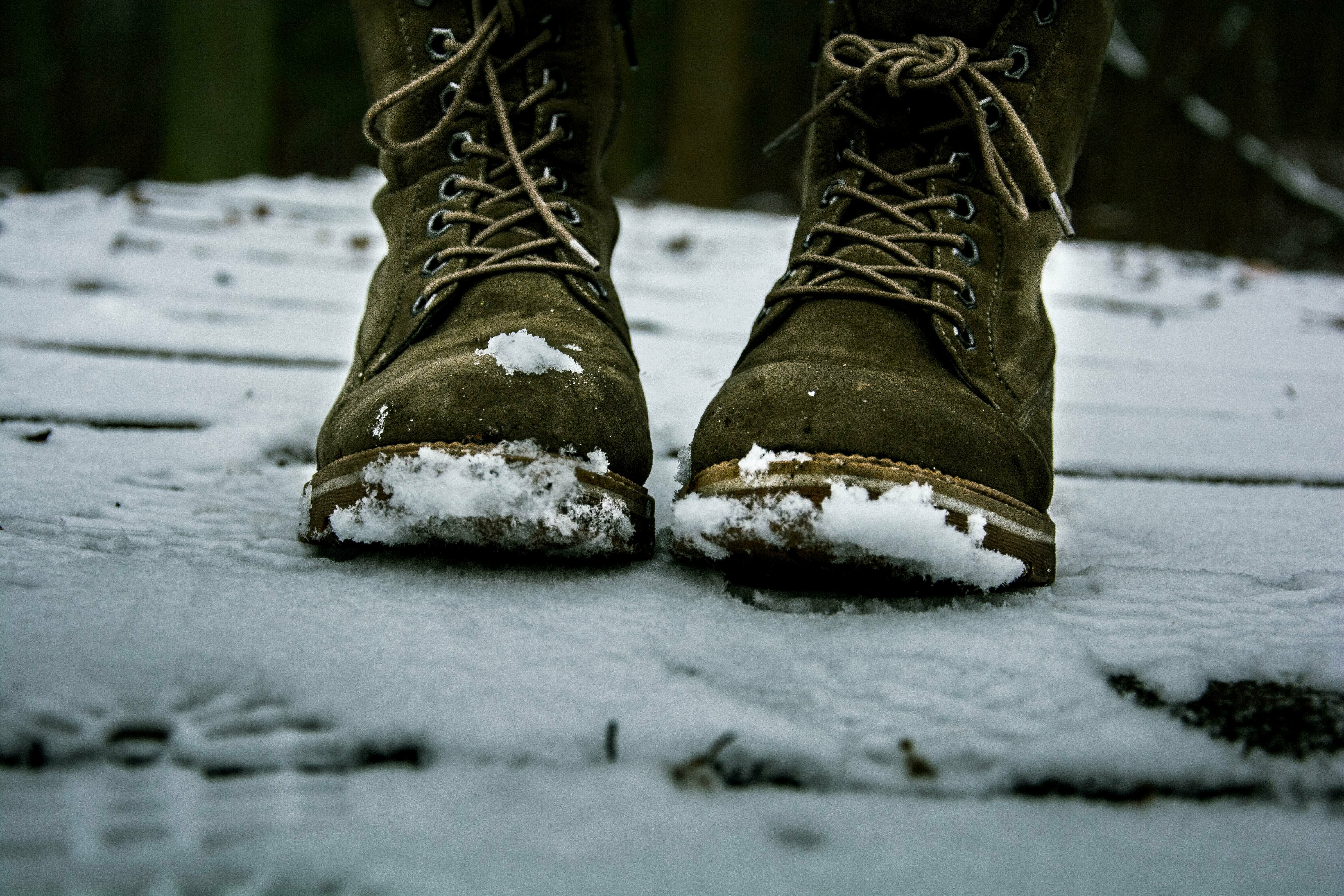 Ein mit Schnee behaftetes Schuhpaar auf einer schneebedeckten Fläche