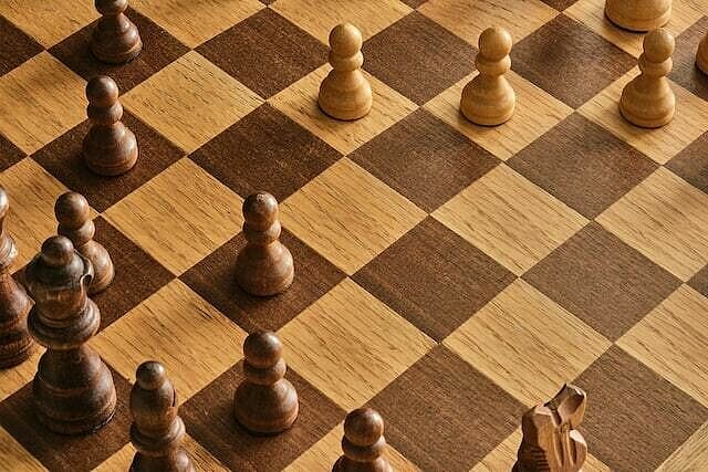 Schachfiguren auf einem Schachbrett
