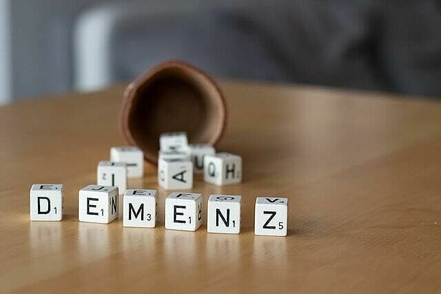 Spielwürfel bilden mit Buchstaben auf den einzelnen Würfeln das Wort "Demenz"