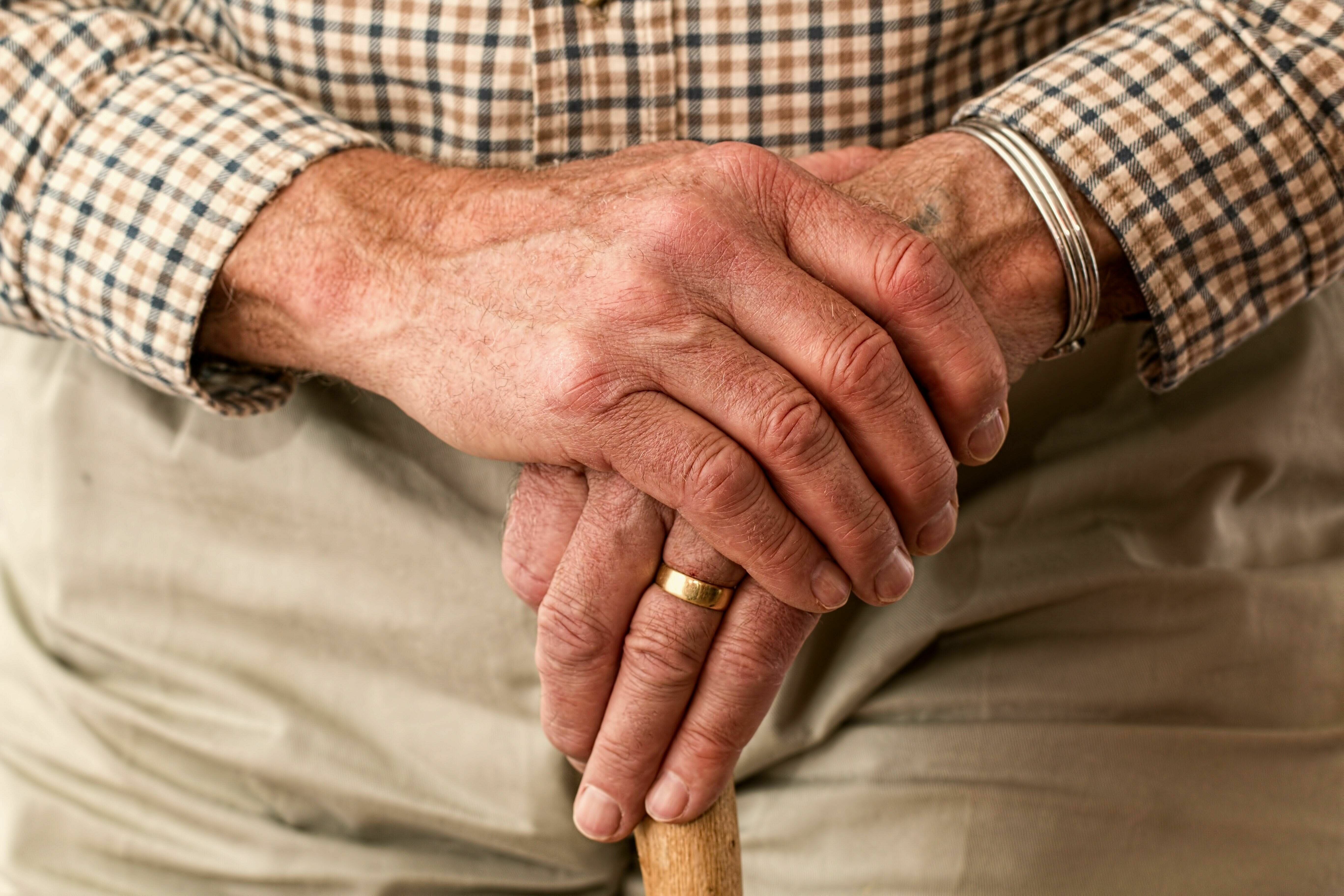 Übereinandergelegte Hände von einer älteren Person